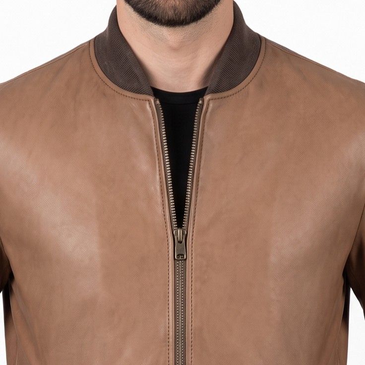Bomber en cuir d'agneau Camel pour homme 4 Détail du col en maille côtelée et de la fermeture zippée du bomber camel