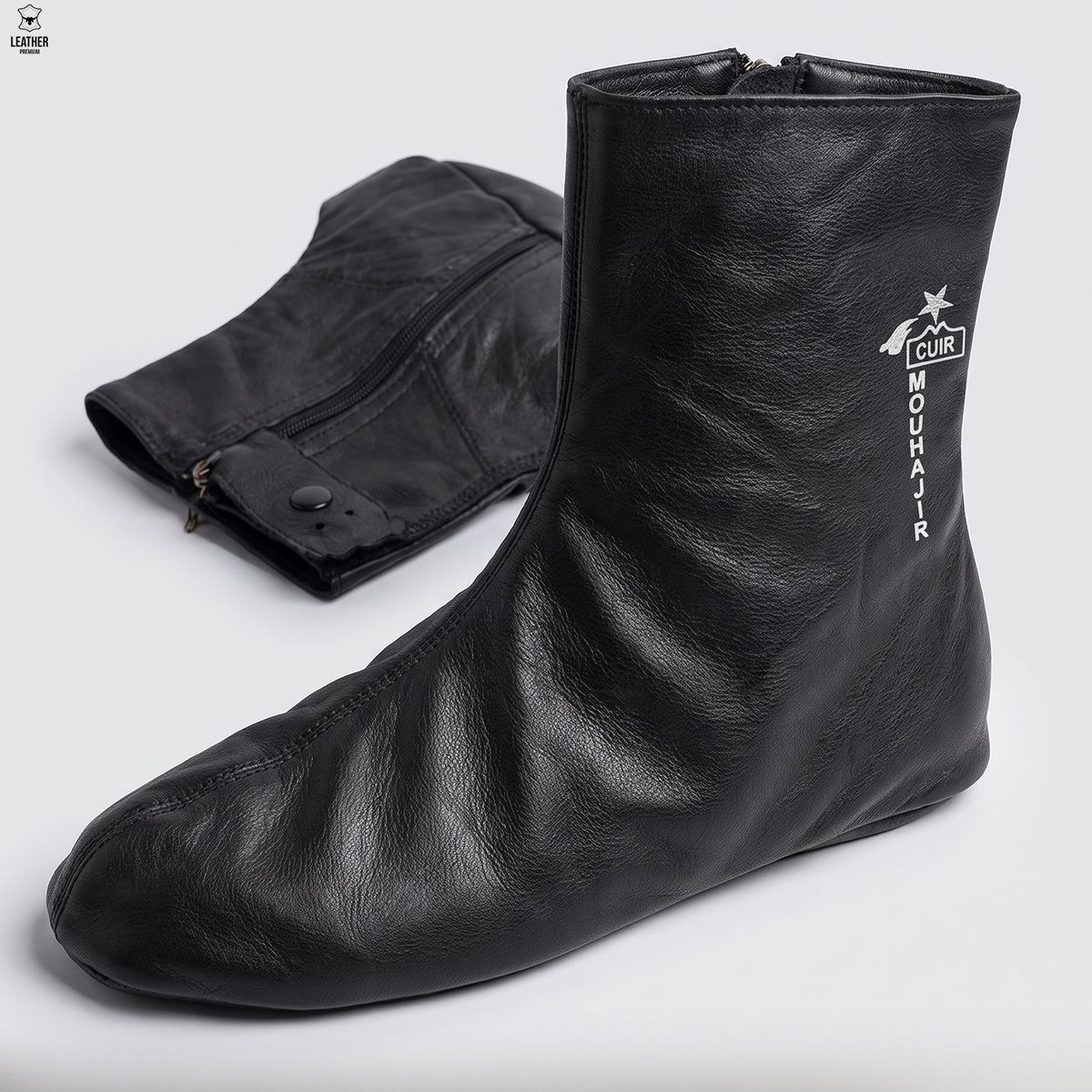 Chaussettes cuir homme en agneau noir, détail de la fermeture zippée et de la patte à pression